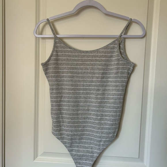 NWOT Express Women's Gray and White Striped Bodysuit Size M - Picture 4 of 10